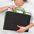 grafitowy pokrowiec na laptopa z filcu zielony zamek rączka macbook air etui