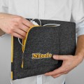 personalizowane etui na laptopa grafitowy filc żółty zamek pokrowiec macbook z wyhaftowanym imieniem 13 cali