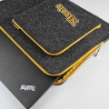 personalizowane etui na laptopa grafitowy filc żółty zamek pokrowiec macbook z wyhaftowanym imieniem 14 cali