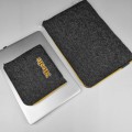 personalizowane etui na laptopa grafitowy filc żółty zamek pokrowiec macbook z wyhaftowanym imieniem 15 cali