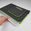 personalizowane etui na laptopa ciemnoszary filc zielony zamek haft komputerowy macbook pokrowiec 15 cali