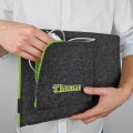 personalizowane etui na laptopa ciemnoszary filc zielony zamek haft komputerowy macbook pokrowiec air 15 m3